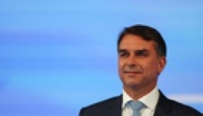 Atuação jurídica gratuita de Flávio Bolsonaro em caso de homicídio gera questionamentos