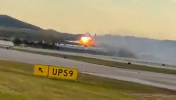 Avião particular cai durante o pouso e causa incêndio de grandes proporções nos EUA