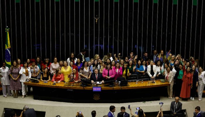 Bancada feminina na Câmara cresce, mas paridade de gênero segue distante no Brasil