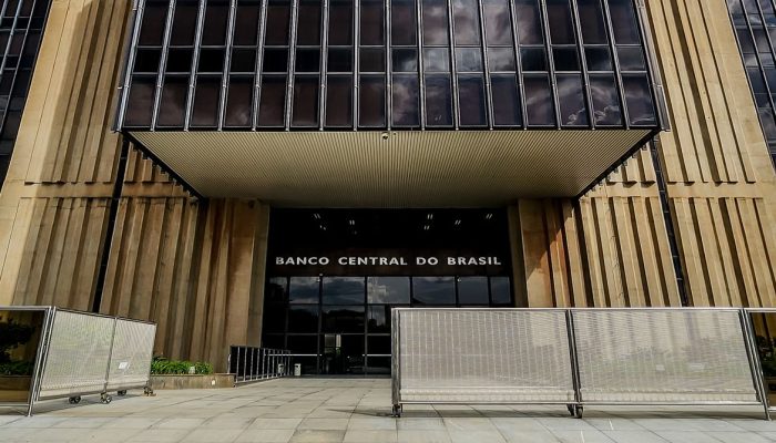 Banco Central reduz Selic para 14% e mantém cautela com riscos inflacionários