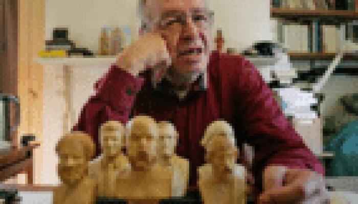 Bolsonarismo comandado por Flávio preserva a herança ideológica de Olavo de Carvalho