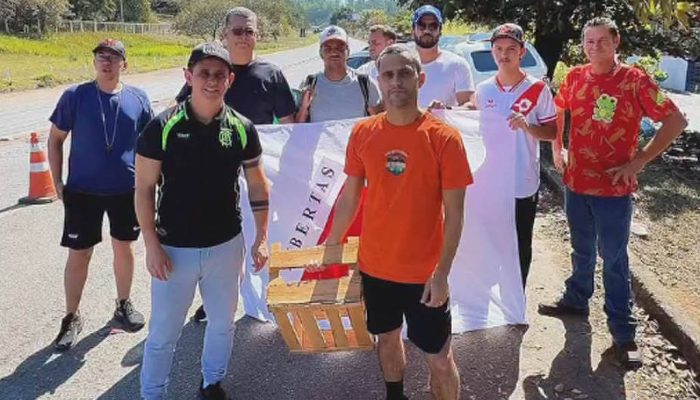 Caminhada de 40 km em Minas Gerais pressiona Republicanos por candidatura de Cleitinho