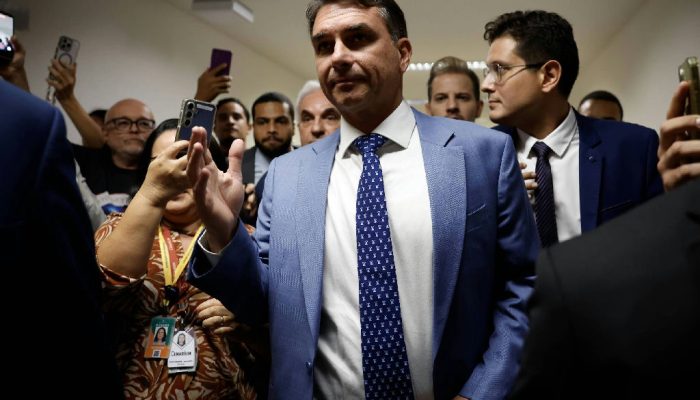 Campanha de Flávio Bolsonaro contesta decisão de Flávio Dino sobre publicações religiosas