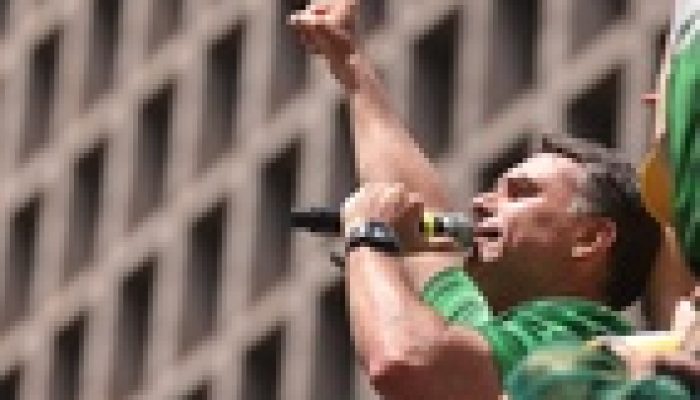 Campanha de flávio bolsonaro supera lula em doações privadas no segundo turno