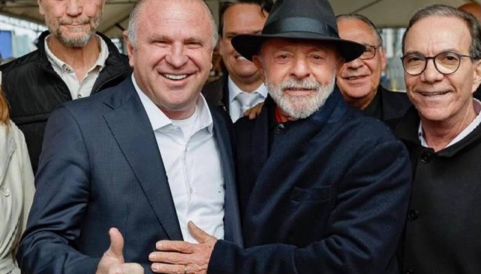 Candidato de Lula em Santa Catarina adota estratégia de centro para desafiar direita