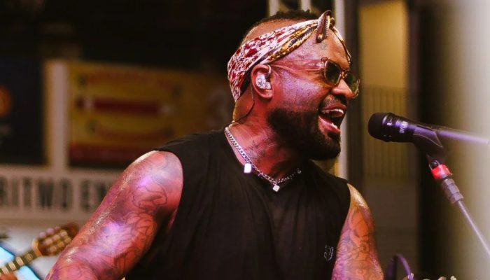 Cantor Chorão, dos Travessos, busca tratamento para dependência do álcool e sonha com Filosofia na USP