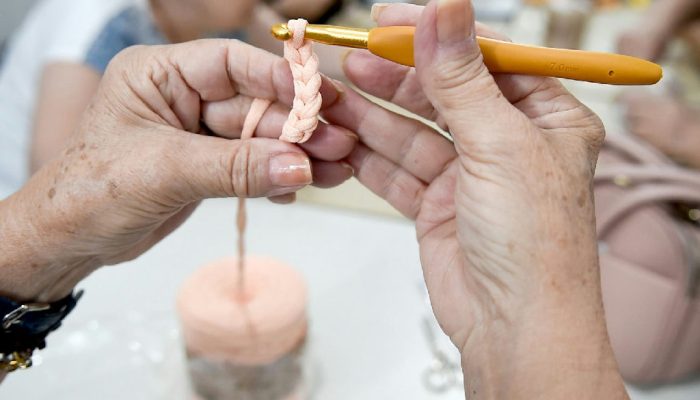 Casas da Mulher Guarulhense oferecem oficinas gratuitas de artesanato para empoderamento e bem-estar