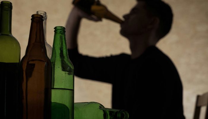 Consumo precoce de álcool na adolescência: estudo revela impactos duradouros no cérebro e comportamento