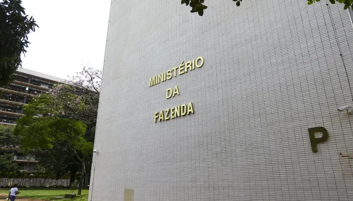 Contas do governo federal fecham julho com superávit de R$ 10,8 bilhões e batem projeções