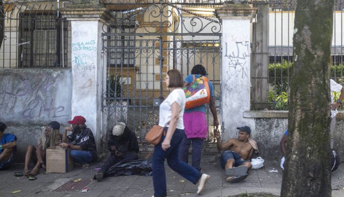 Contraste em São Paulo: Tarcísio celebra fim da cracolândia com dobro de dependentes graves no centro