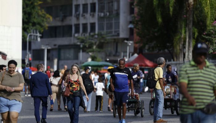 Crescimento populacional do Brasil desacelera e atinge 0,37% em 2026