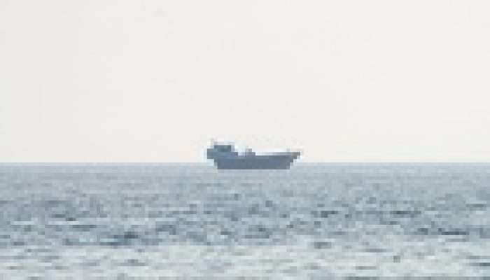 Crise humanitária no Estreito de Hormuz deixa milhares de marinheiros desamparados