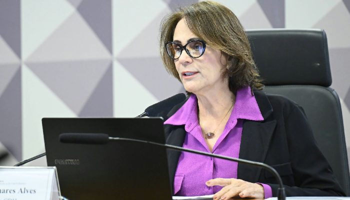 Damares aciona Ministério Público por van com logo do MEC em gravação eleitoral de Lula