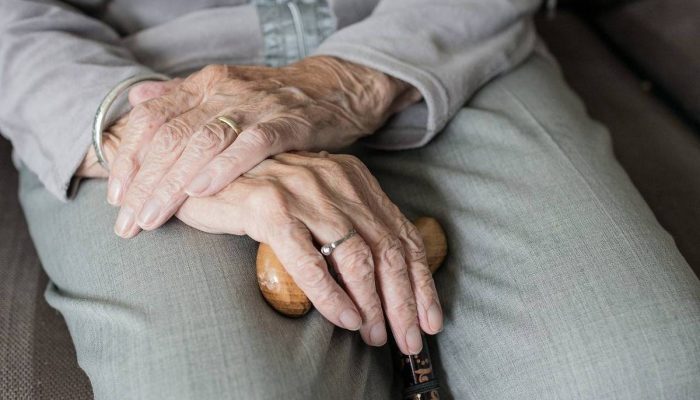 Declínio de 15% na força muscular é alerta precoce para mobilidade reduzida em idosos