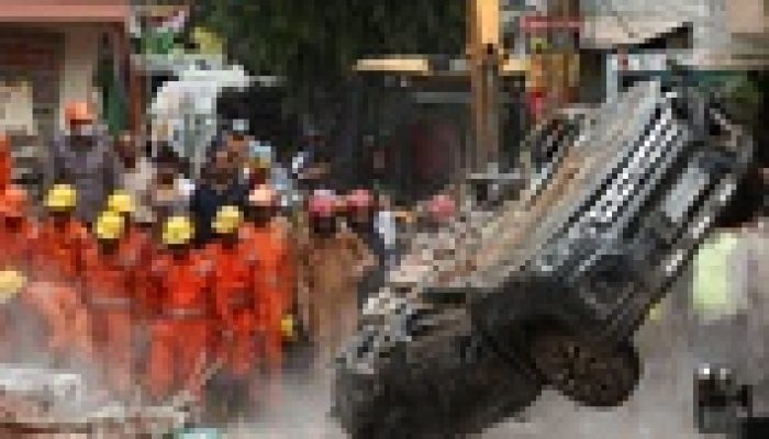 Desabamento de edifício de cinco andares deixa ao menos um morto em Nova Délhi