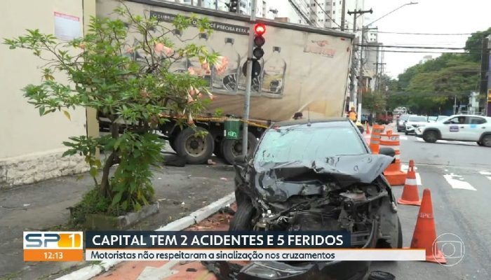 Desrespeito à sinalização causa dois acidentes graves e cinco feridos em São Paulo