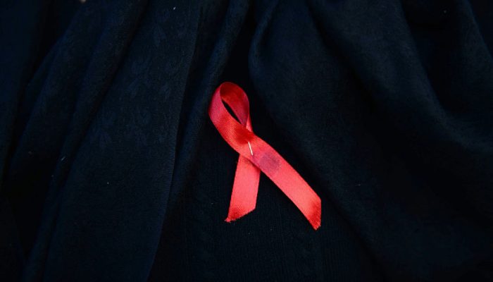 Diagnóstico tardio de HIV é mais frequente em pessoas heterossexuais casadas, aponta estudo