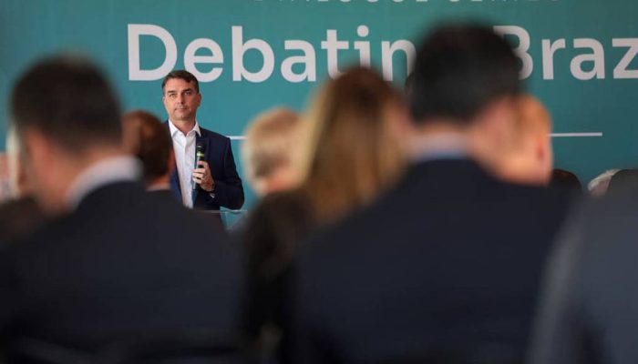 Diplomatas reagem a falas de Flávio Bolsonaro sobre urnas, temendo impacto nas eleições
