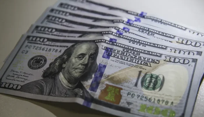 Dólar encerra semana estável em R$ 5,08 sob efeito de tensões globais e tarifas