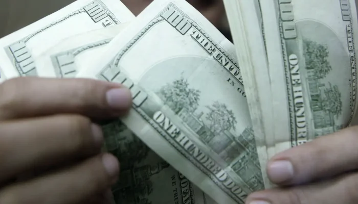 Dólar fecha abaixo de R$ 5 e Ibovespa renova máxima histórica após eleições
