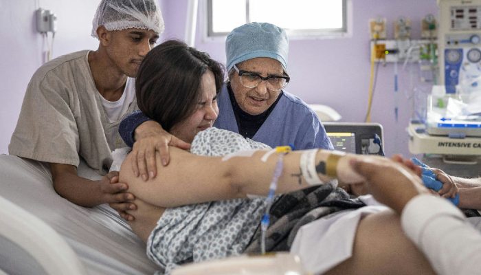 Dona Rô: a doula voluntária que há quase três décadas transforma partos em hospital público de São Paulo