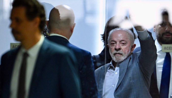 Economist questiona se Lula pode reverter vantagem de Flávio Bolsonaro no segundo turno