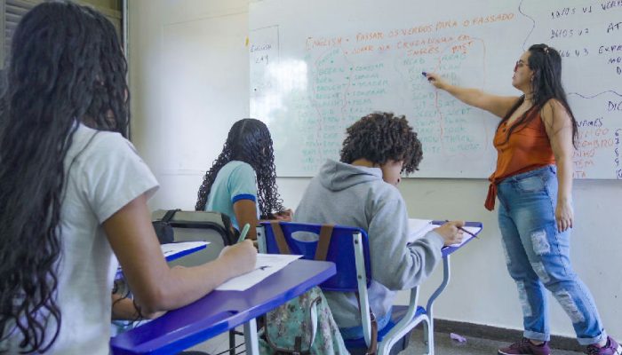 Educação em debate: Flávio Bolsonaro e Lula apresentam visões distintas para o futuro do ensino