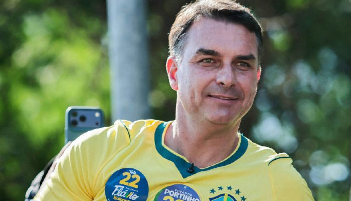 Eleições: Servidor do Planalto é proibido de postar sobre disputa presidencial após ação de Flávio
