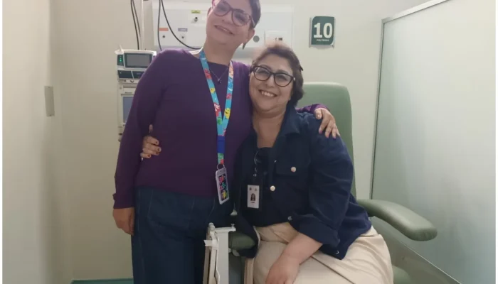 Enfermeira enfrenta tratamento de câncer de mama no hospital em que atua há quase três décadas