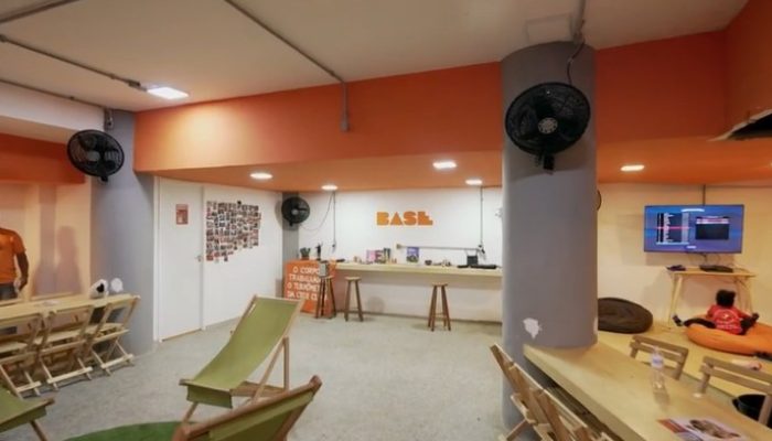 Entregadores de aplicativo criam base de apoio em São Paulo com café, banheiro e descanso
