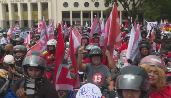 Entregadores realizam motociata em São Paulo em apoio a Lula