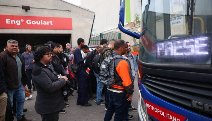 Equipe de Haddad avalia transporte público e greve da CPTM em estação movimentada