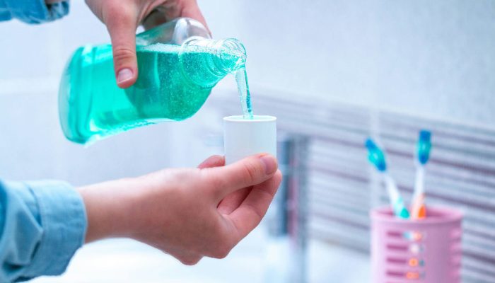 Especialistas alertam: uso frequente de enxaguante bucal pode trazer riscos à saúde