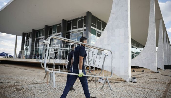 Esquema de segurança reforçado na Praça dos Três Poderes para sessão do STF