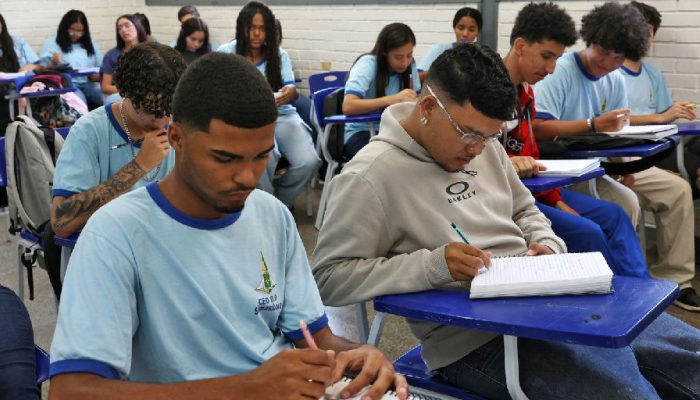 Estudantes nascidos em setembro e outubro recebem R$ 200 do Pé-de-meia nesta sexta-feira