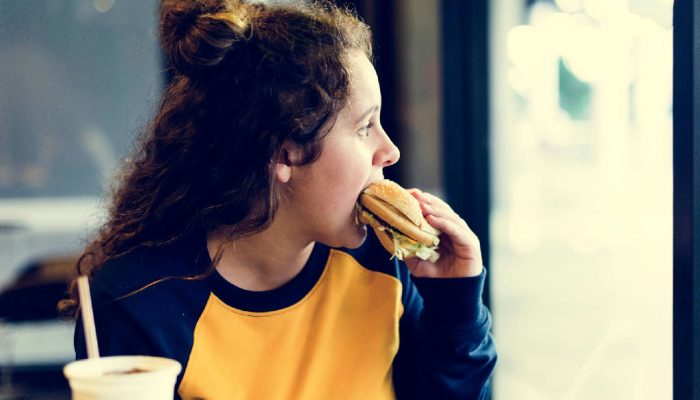 Estudo aponta que comer tarde e viver sob estresse afetam o intestino