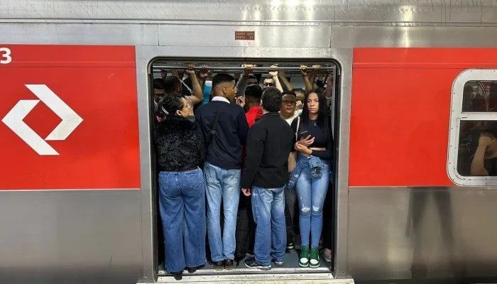 Falha de sinalização na Linha 11-Coral da CPTM complica viagem de passageiros