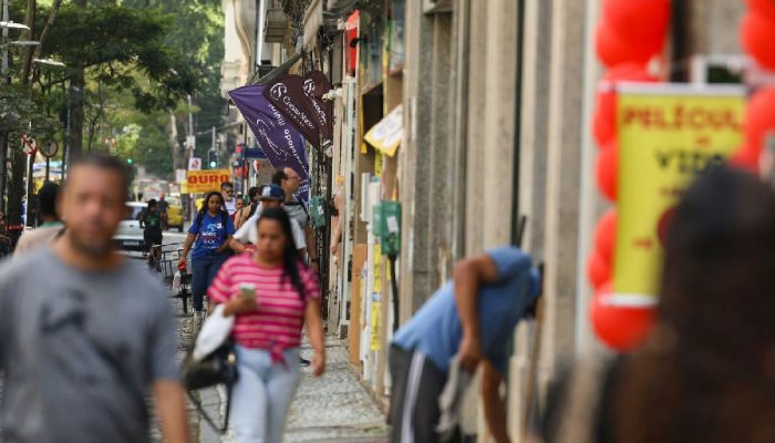 Fim da escala 6x1: trabalhadores celebram nova jornada e mais tempo para família e saúde
