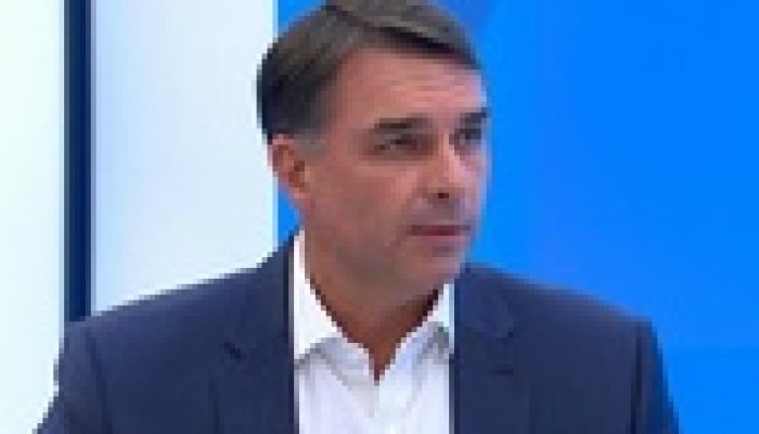 Flávio bolsonaro avalia cargo para o pai e afasta eduardo de diplomacia