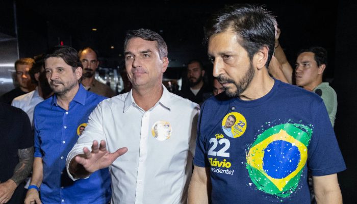 Flávio Bolsonaro cobra agilidade da Justiça Eleitoral contra fake news em reunião com Tarcísio e prefeitos