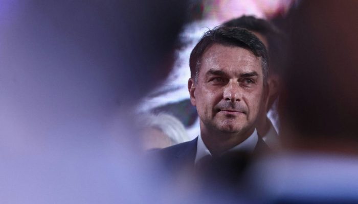 Flávio Bolsonaro confirma ausência em debate da Band no segundo turno