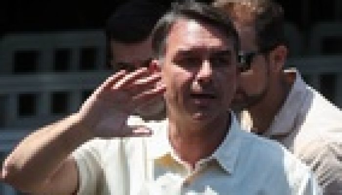 Flávio Bolsonaro convoca 'bloquinho' na Avenida Paulista após ato de Lula, intensificando cenário político
