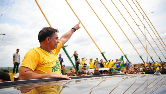 Flávio Bolsonaro critica regulação ambiental em agenda no Pará