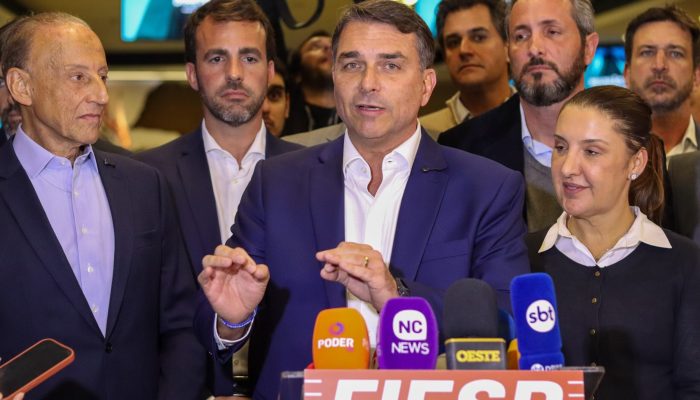 Flávio Bolsonaro descarta pacto com Tarcísio sobre reeleição e minimiza polêmica do filme Dark Horse
