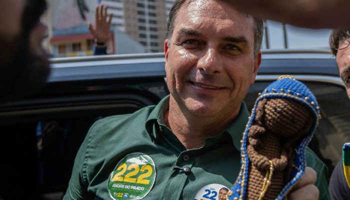 Flávio Bolsonaro e a fé eleitoral: promessa sobre Jesus como 'Senhor do Brasil' gera controvérsia