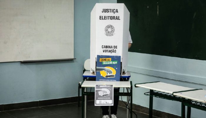 Flávio Bolsonaro e Lula buscam eleitor independente em segundo turno marcado por avanço da direita