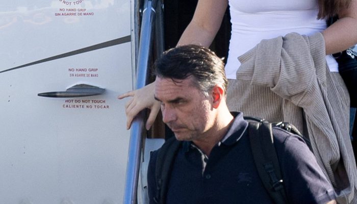 Flávio Bolsonaro enfrenta risco de desconto salarial e cassação após viagem aos estados unidos