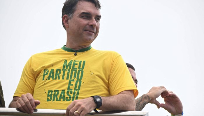 Flávio Bolsonaro intensifica retórica e prega combate 'de pé ou deitado' a bandidos