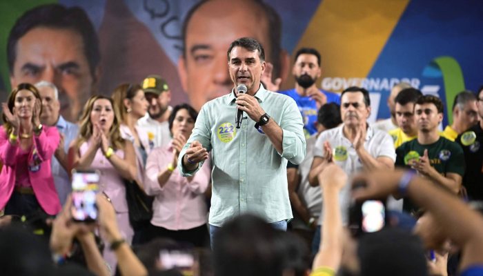 Flávio Bolsonaro lidera caminhada em Belo Horizonte com Roscoe e Nikolas, mirando apoio em Minas Gerais