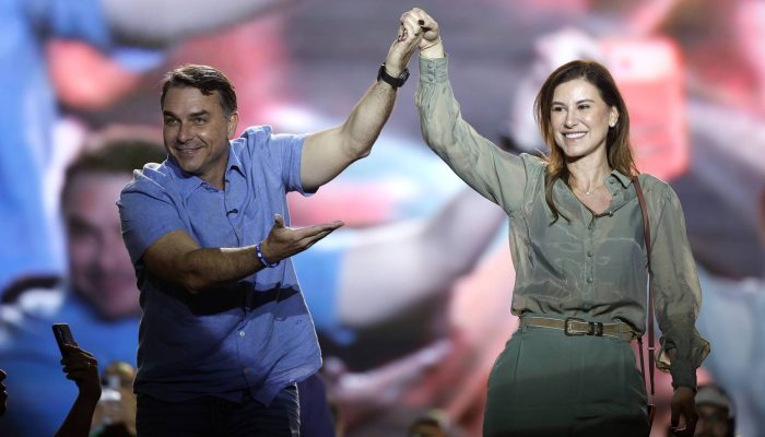 Flávio Bolsonaro liga ausência de Michelle a enxaqueca e defende Senado forte contra o STF
